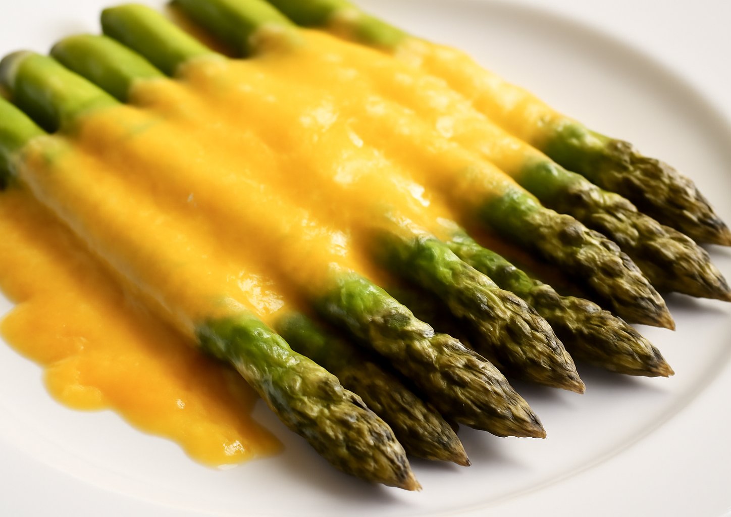 Спаржа под сыром