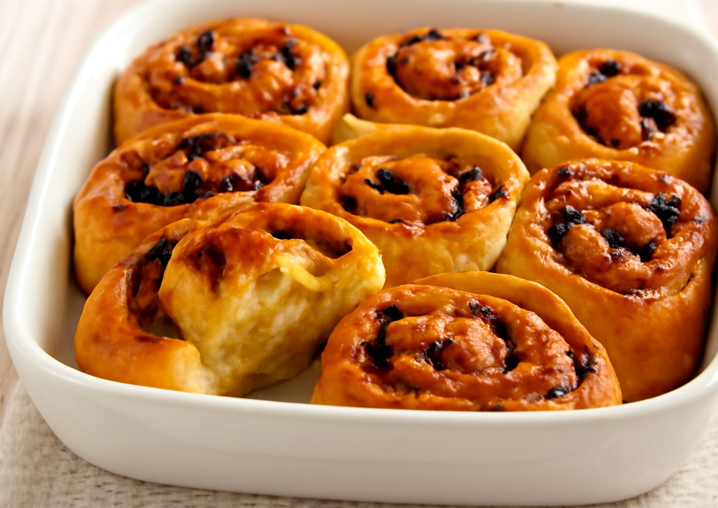 Сдобные булочки с сухофруктами